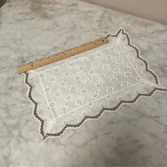Vintage handcrafted eyelet doily placemat - Picture 5 of 5